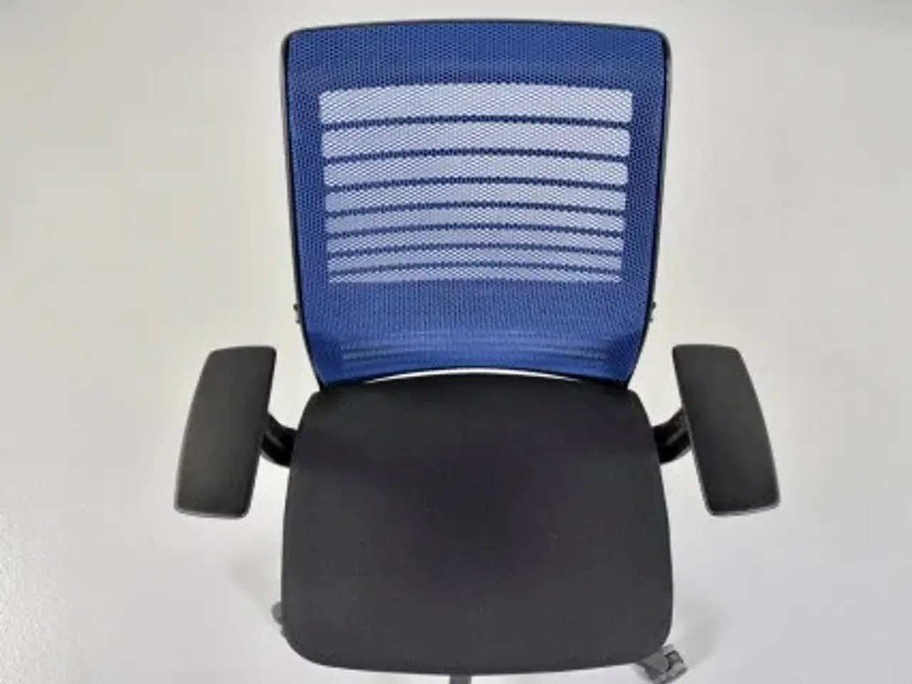 Billede 5 - Steelcase think kontorstol med sort sæde og ryg i blå mesh