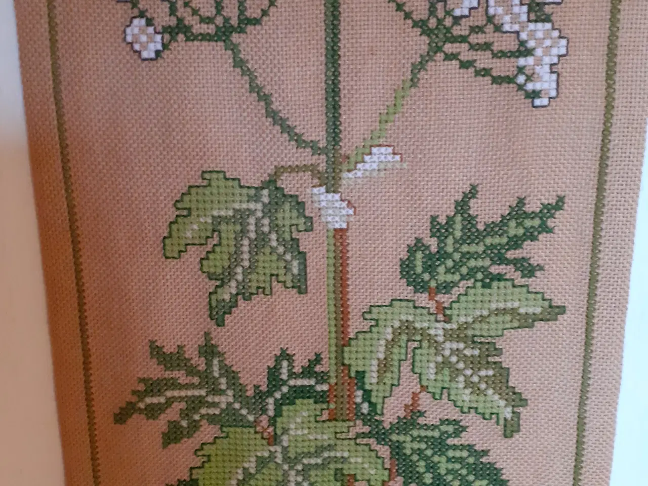 Billede 4 - Vægophæng med broderet Bjørneklo  