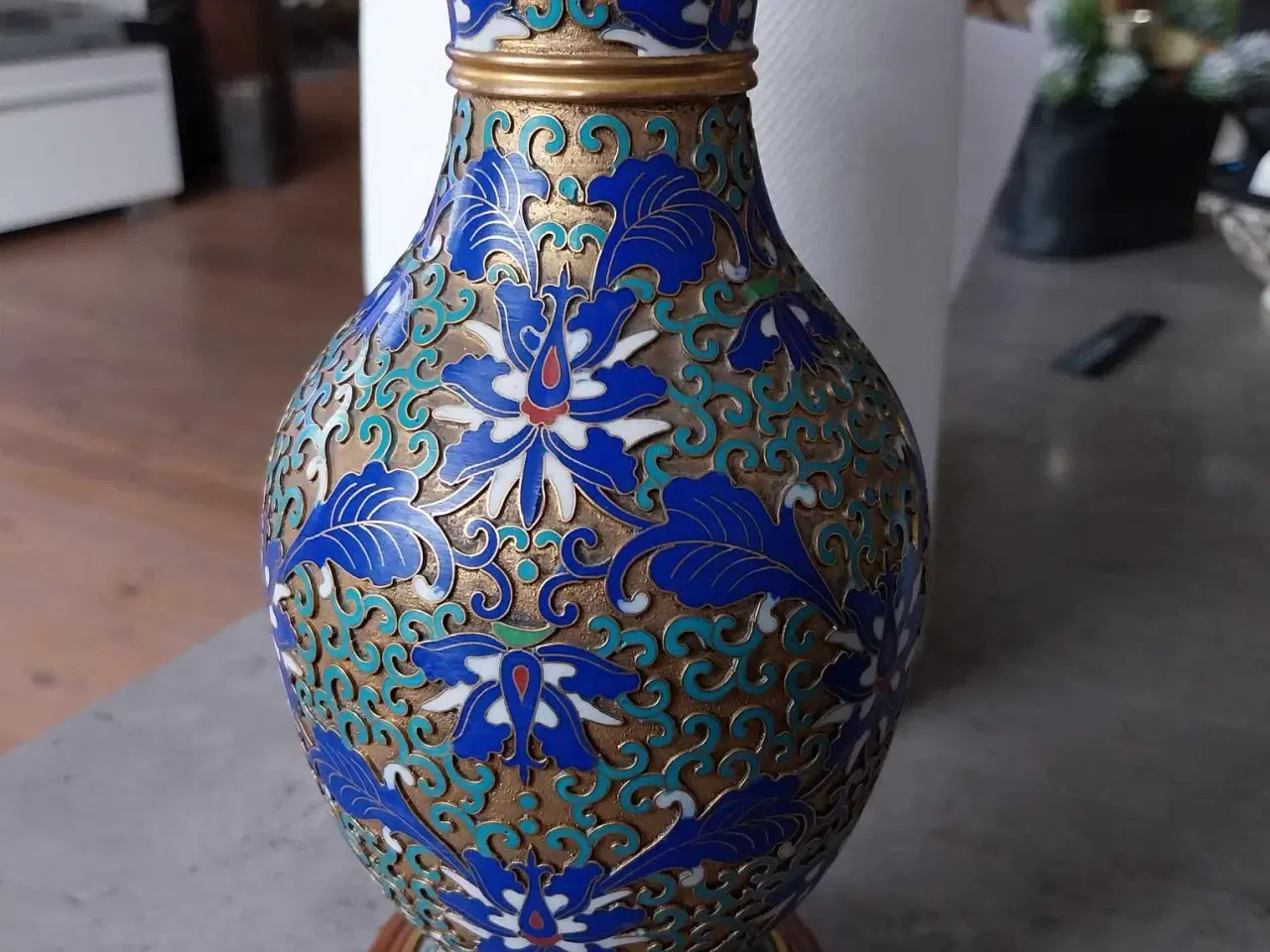 Billede 2 - FLOT KINESISK CLOISONNE vase på træstand