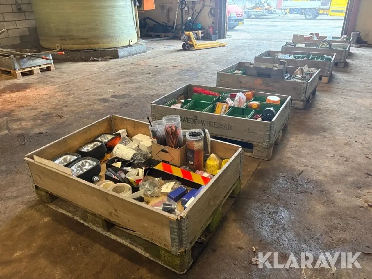 Billede 1 - Lot med reservedele - 5 paller