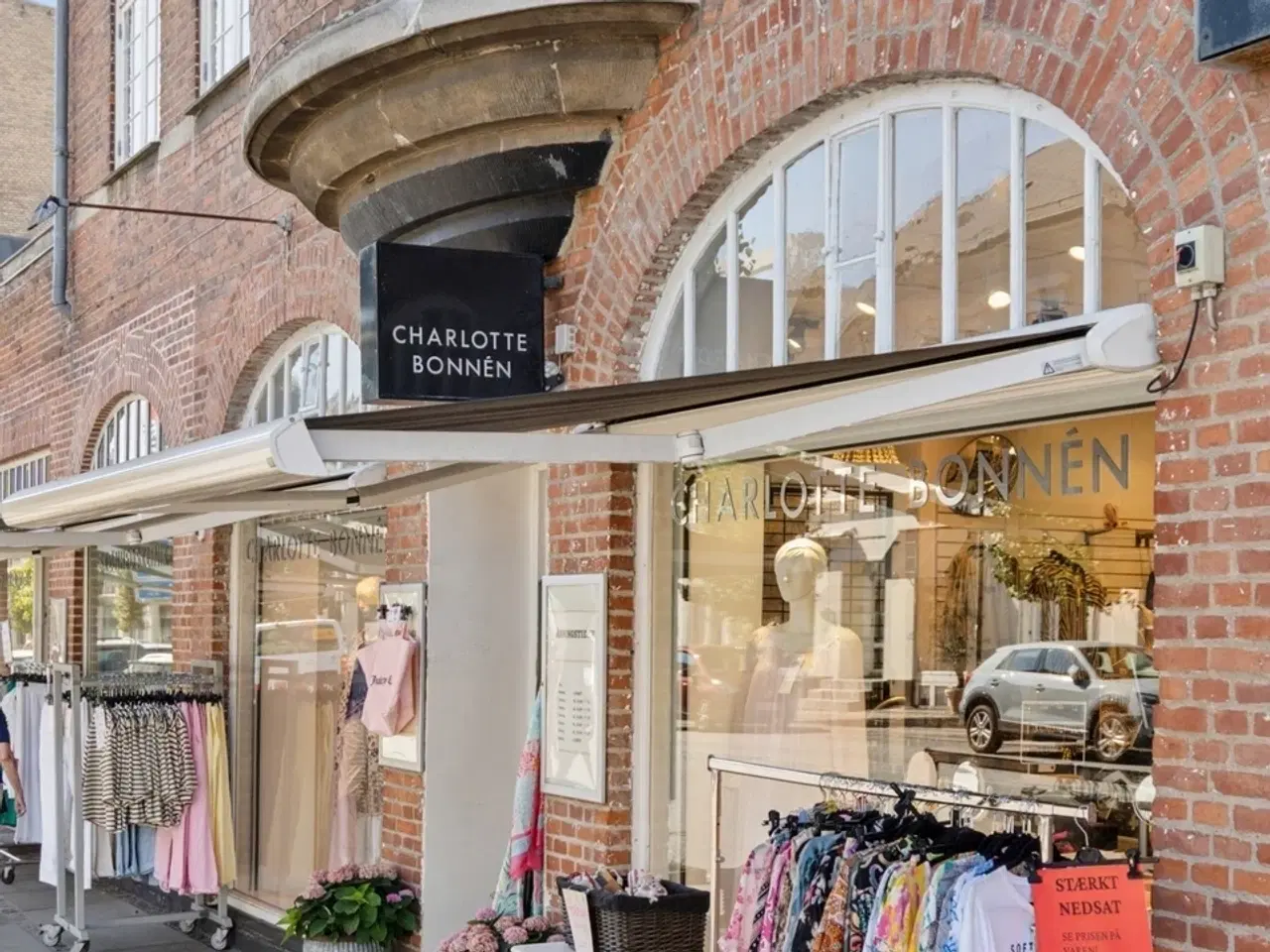 Billede 2 - Optimal eksponering midt på Jægersborg Allé