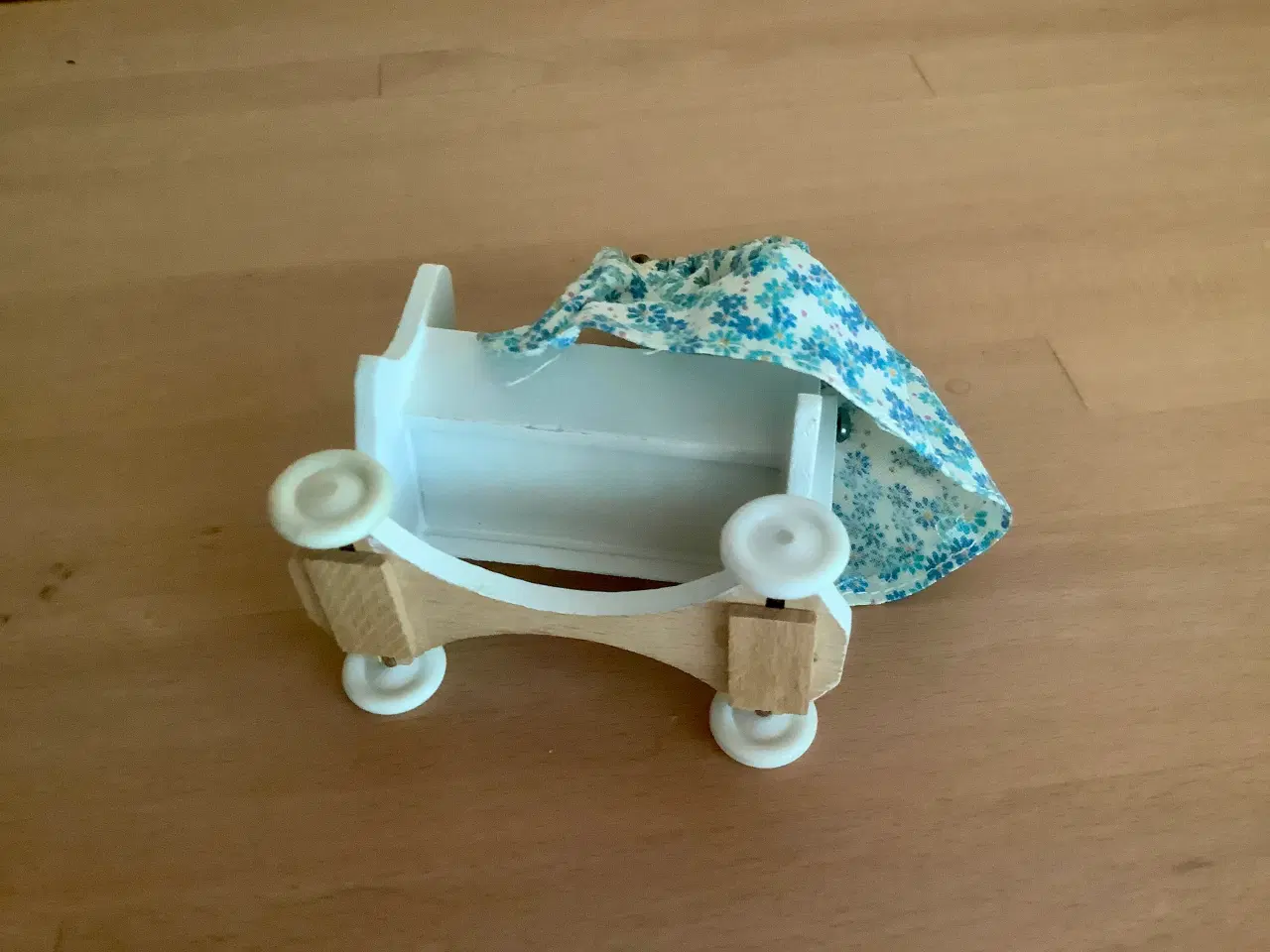 Billede 5 - Dukkehus møbler vugge.