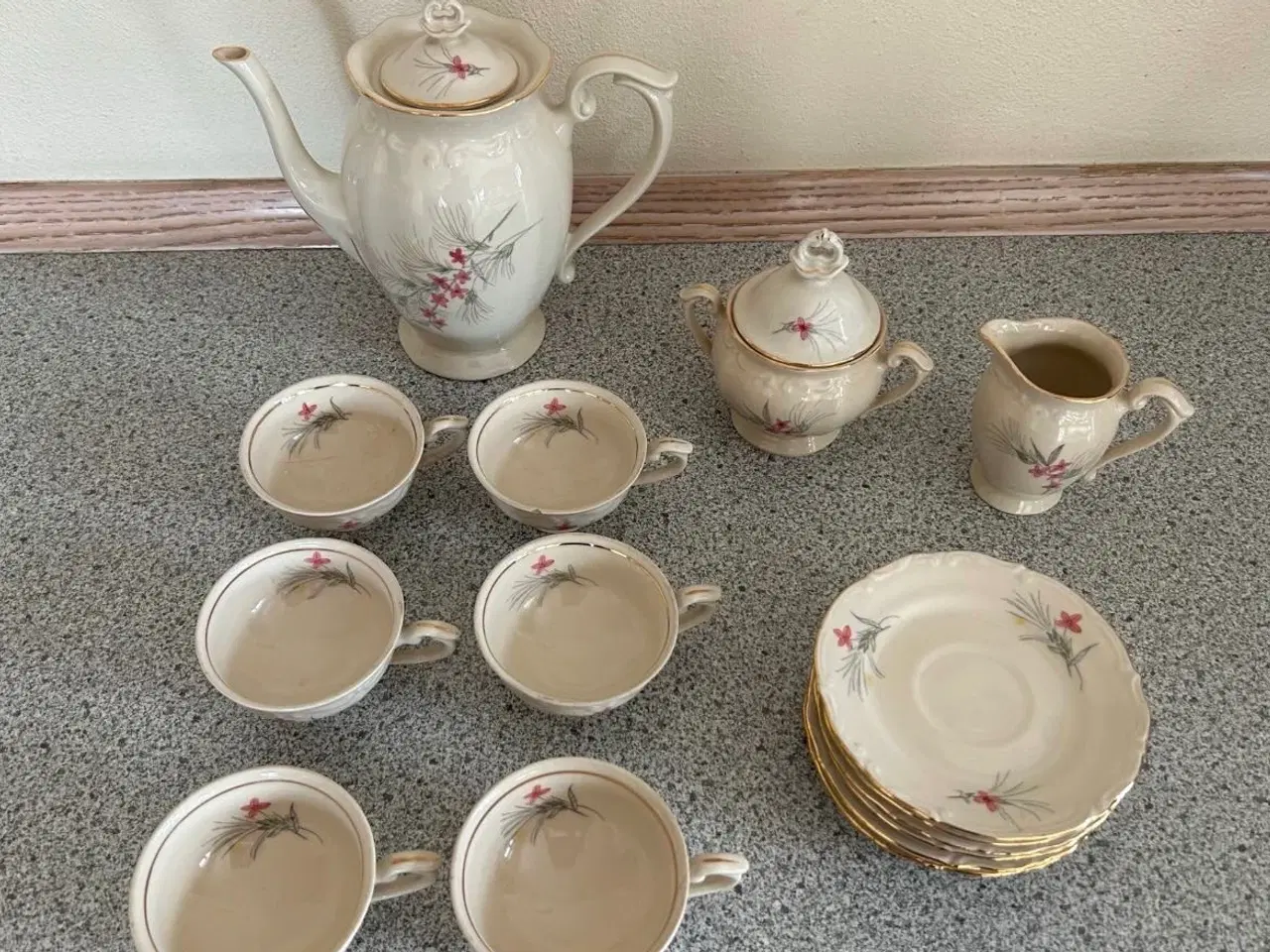 Billede 3 - Antik dukkestel i porcelæn