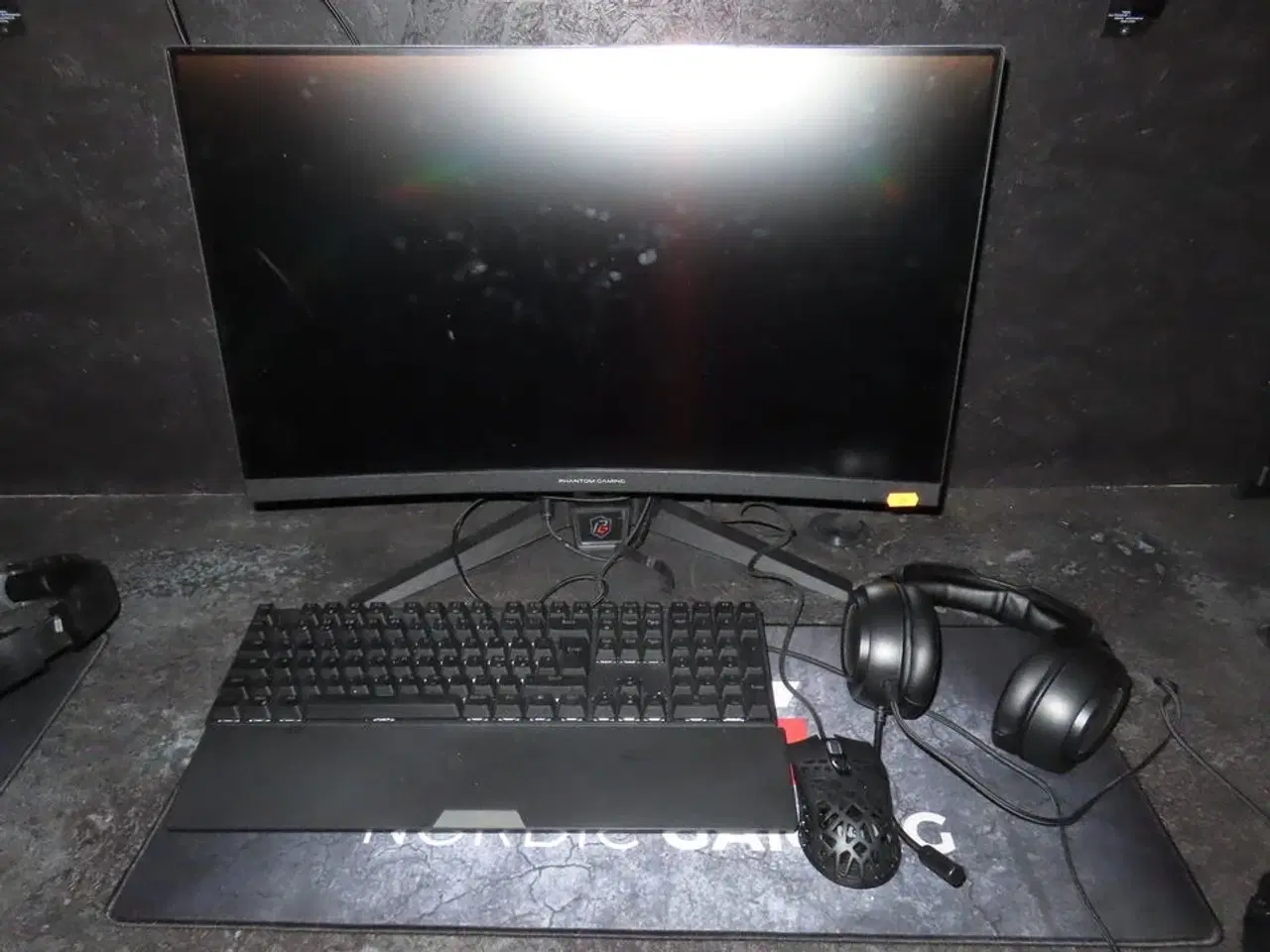 Billede 1 - 27" curved gaming monitor, ASROCK PHANTOM GAMING pg27f15rs1a
