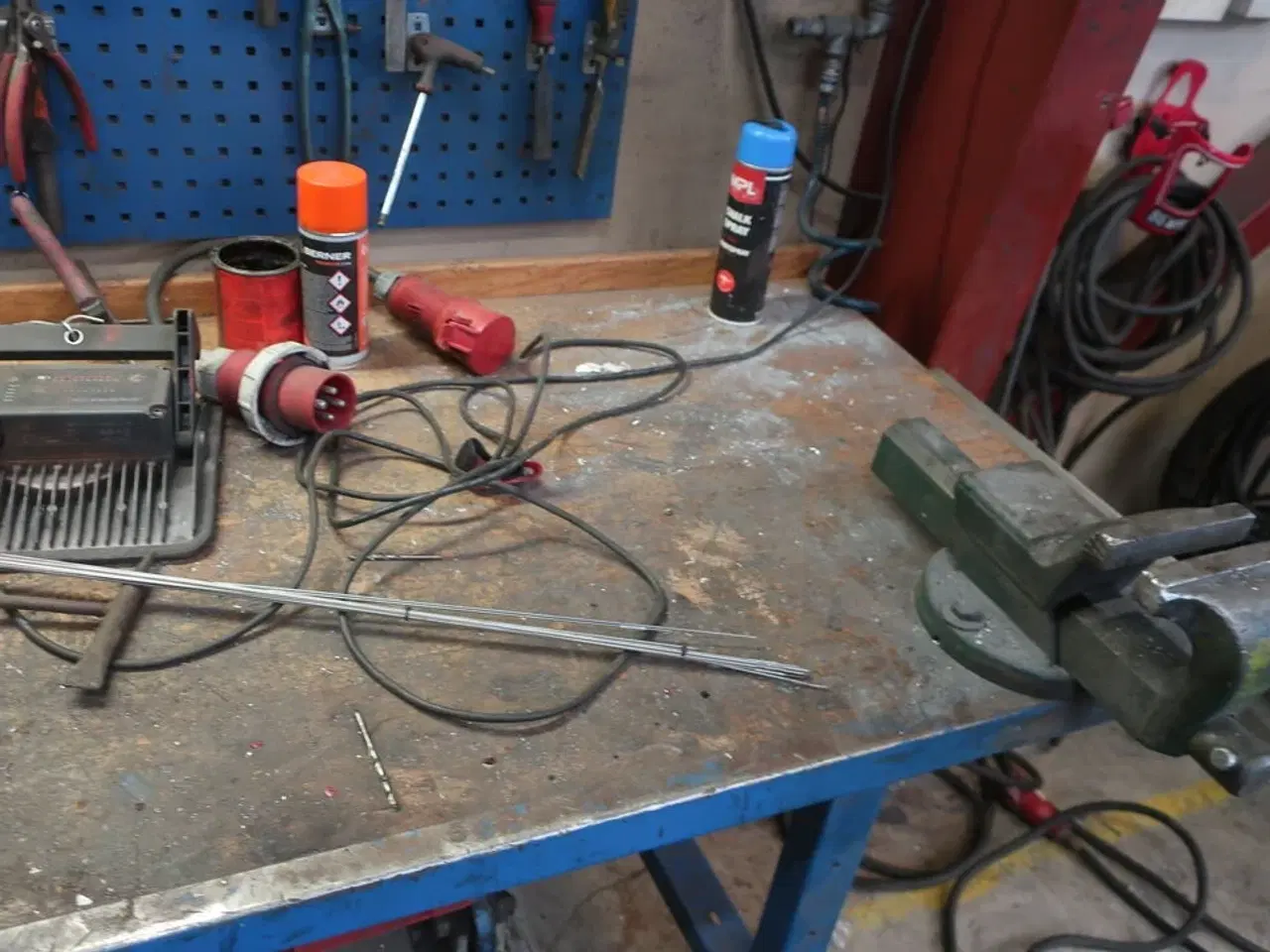 Billede 5 - Arbejdsbord med værktøjstavle samt div. Værktøj