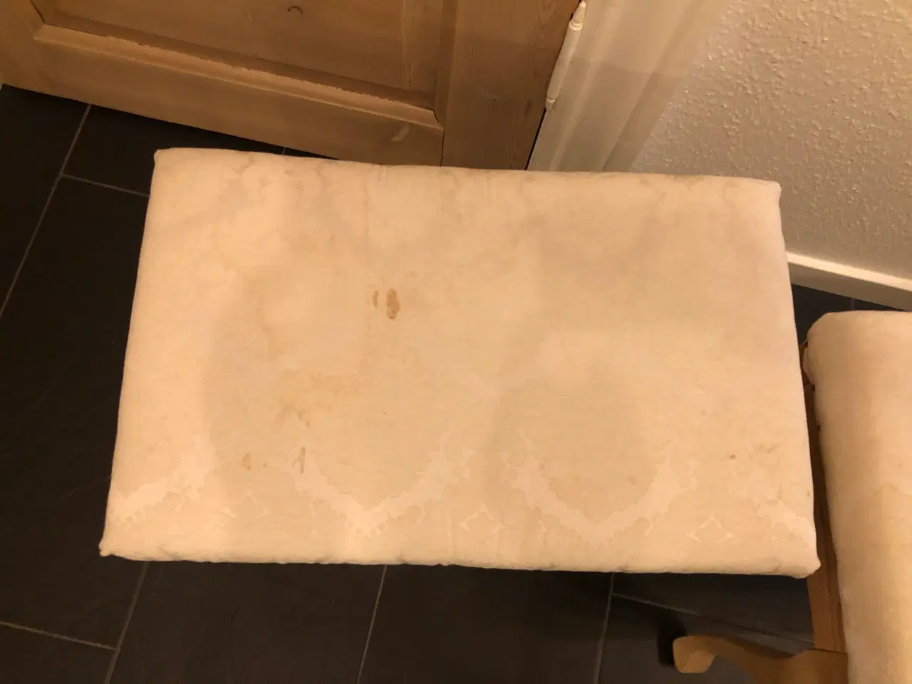 Billede 6 - Sæt med 2 skamler i fyrretræ med hvidt betræk