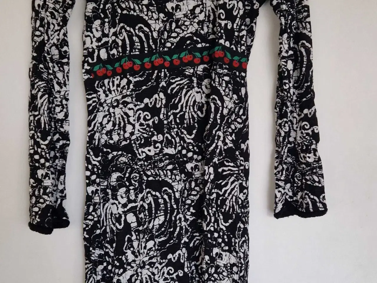 Billede 1 - Sort hvid mønsteret kjole