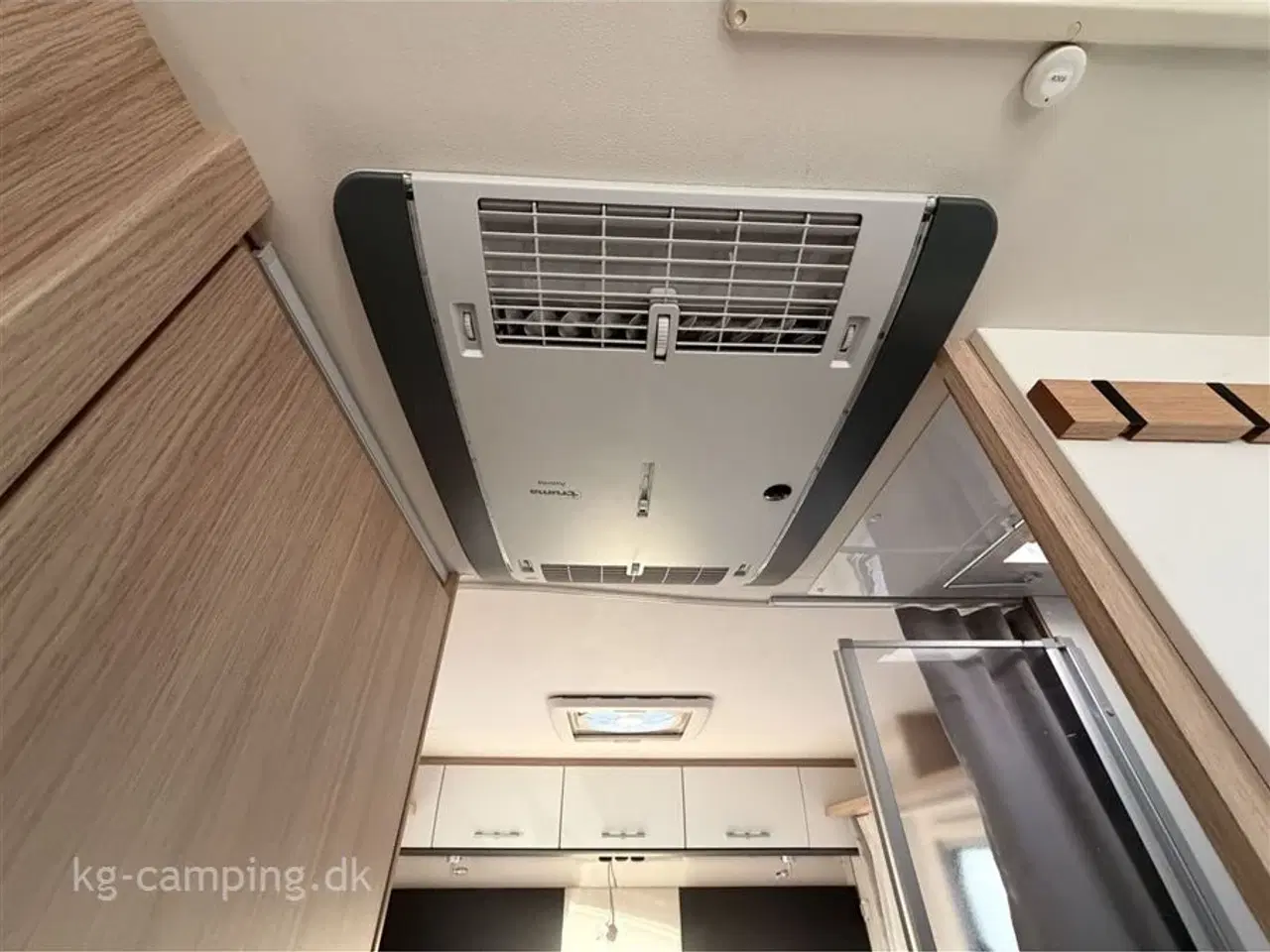 Billede 18 - 2021 - SunLight I 68 Adventure Edition   Topudstyret autocamper med bla. Clesana toilet - Ektra webasto oliefyr - Klimaanlæg - Maxxfan osv...