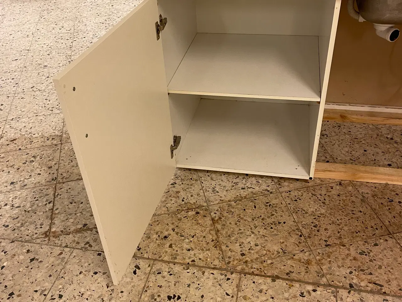 Billede 7 - Køkken med nyere hvide fronter 