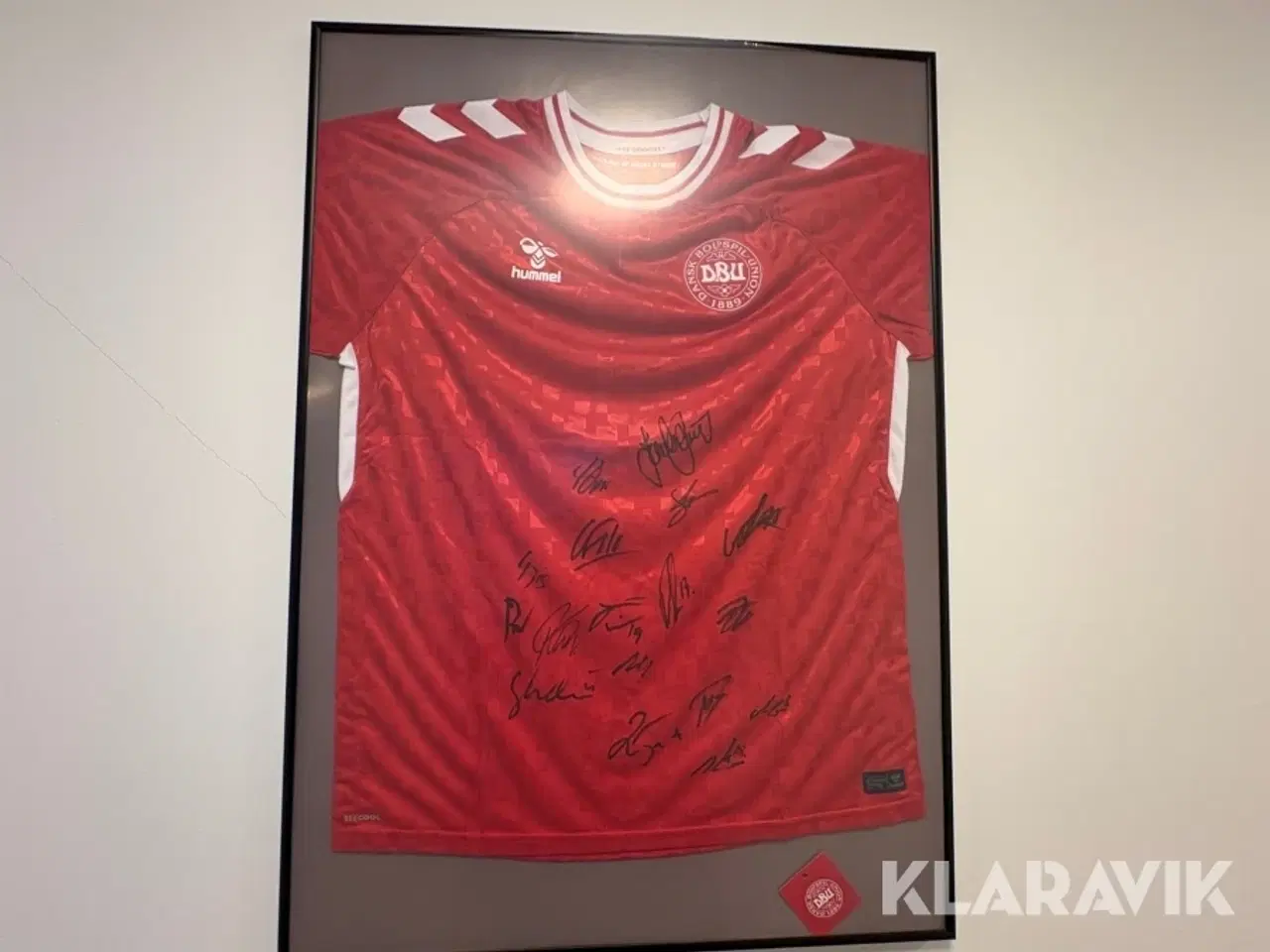 Billede 2 - Cafebord med 2 stole og signeret landsholdstrøje