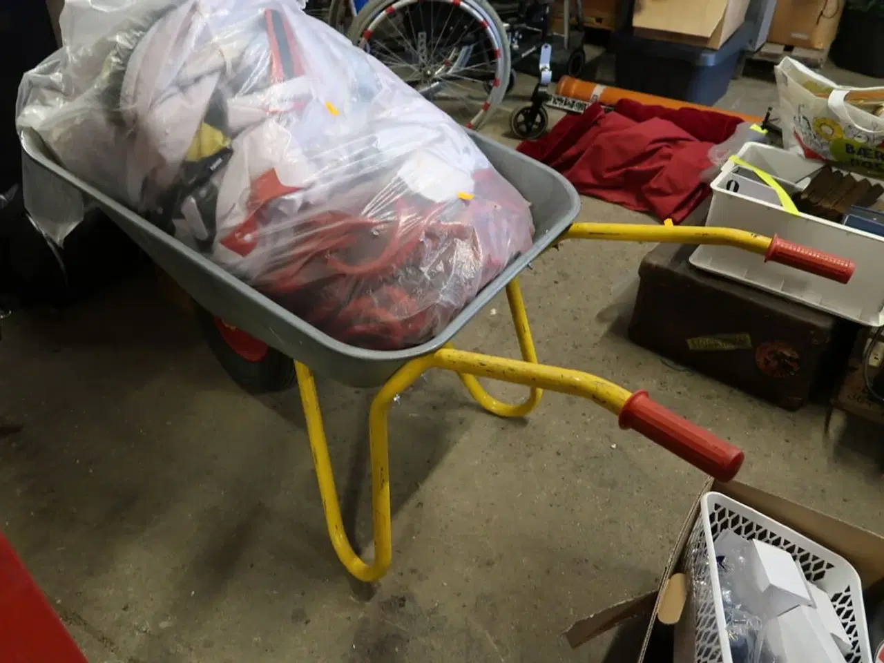 Billede 3 - Trillebør med indhold