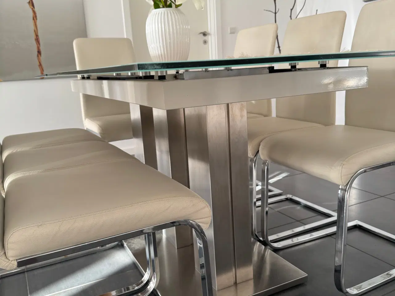 Billede 3 - Glas spisebord og 8 stk stole, sæt eller separat