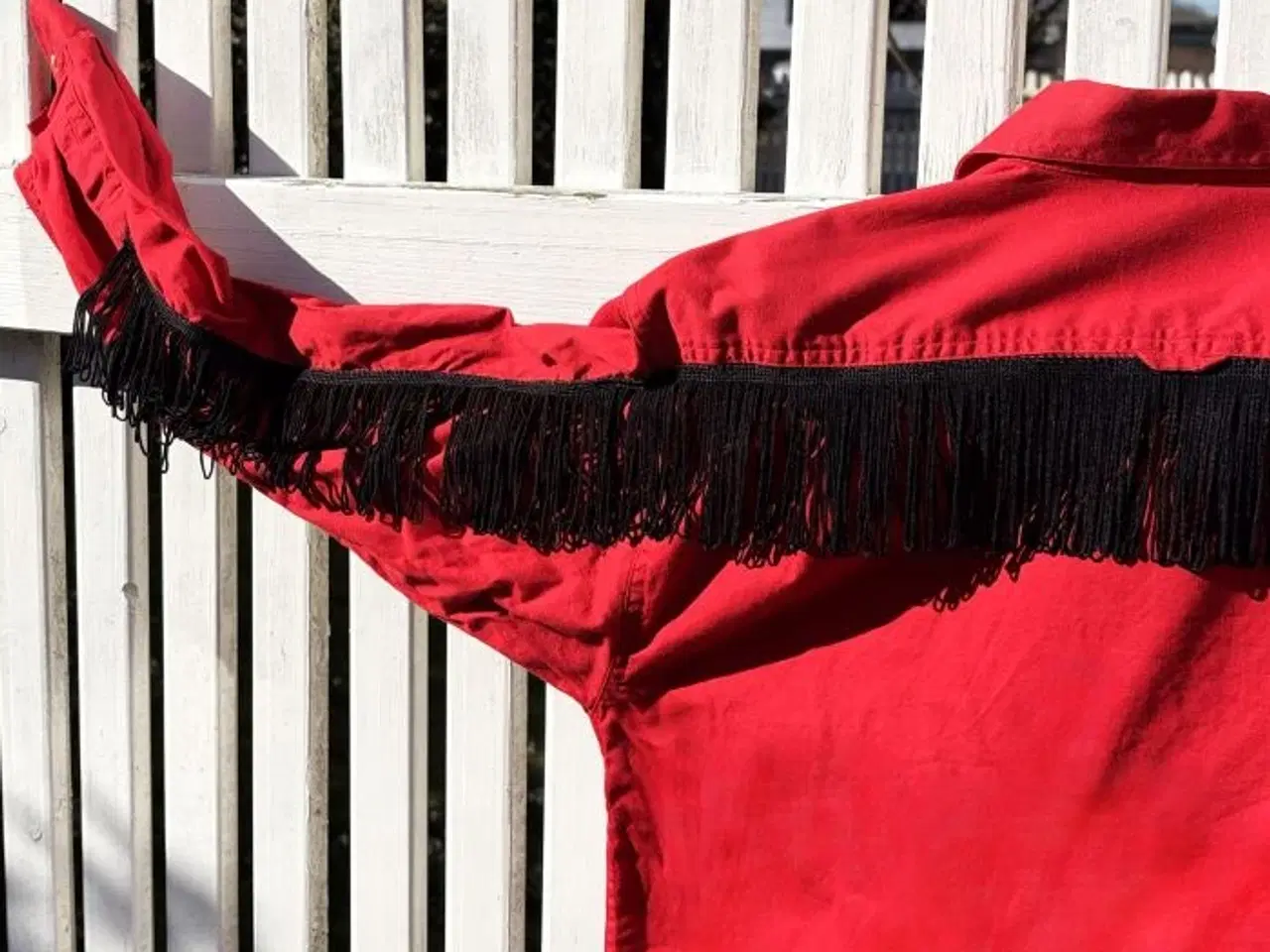 Billede 7 - Rød western-skjorte med sorte frynser på ryggen