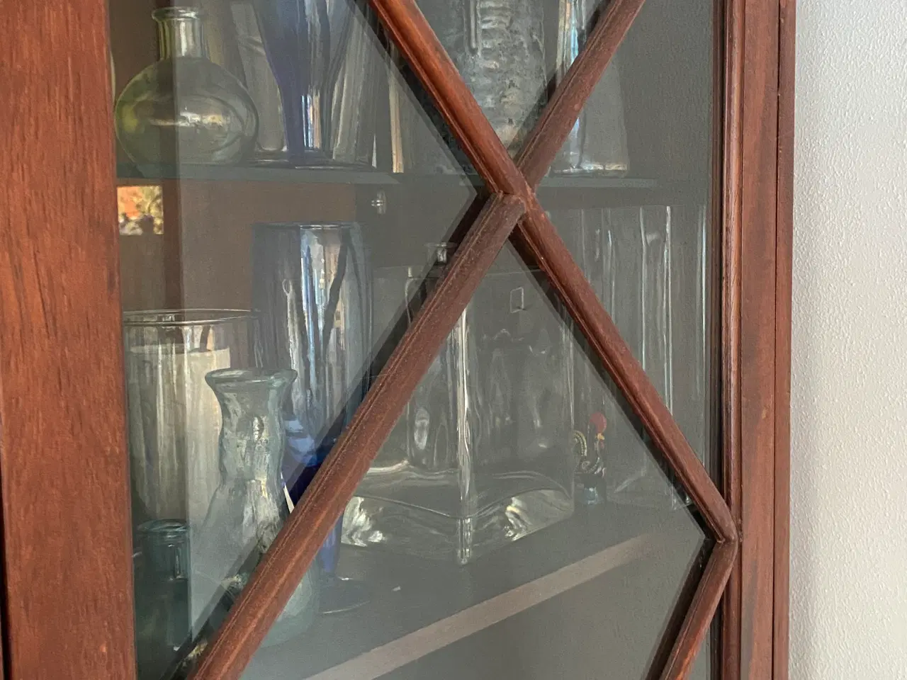 Billede 3 - Smukt vitrineskab med glas- og træhylder, inkl lys