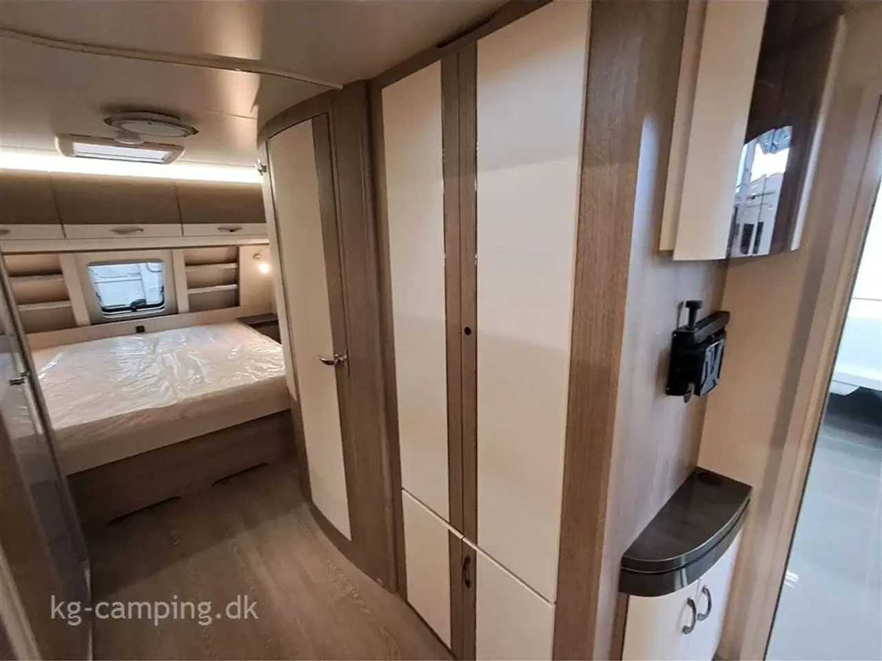 Billede 12 - 2023 - Hobby Prestige 650 UFF TILBUD nedsat med kr. 27.753,- | Lækker vogn med fritstående dobbeltseng - Kan opvejes til 2.200 kg.