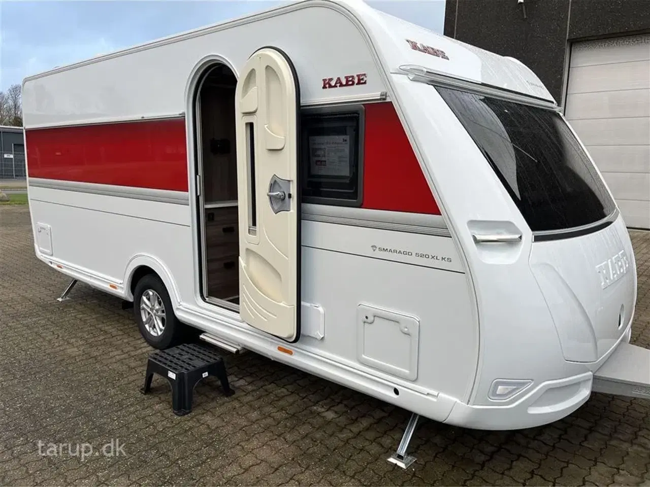 Billede 1 - 2026 - Kabe Smaragd 520 XL KS Premium Line   Fransk seng, rundsiddegruppe i mørkegråt skind, ALDE centralvarme, vandbåren gulvvarme, stort kompressor køleskab