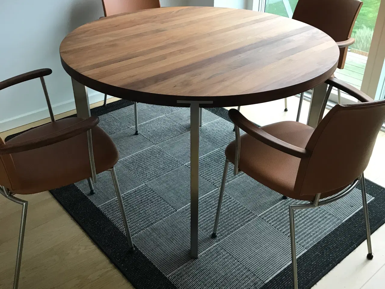 Billede 2 - Flot Naver spisebord i valnødde træ med 4 stole