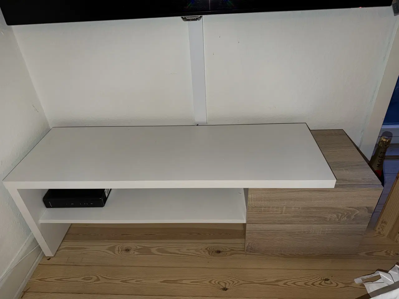 Billede 1 - TV bord i hvid og egetræ