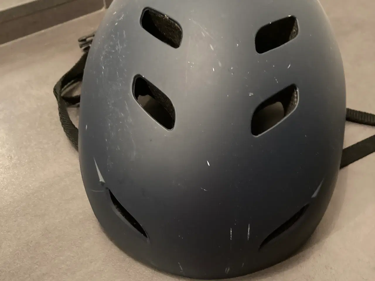 Billede 1 - Matblå cykelhjelm, kun lidt brugt