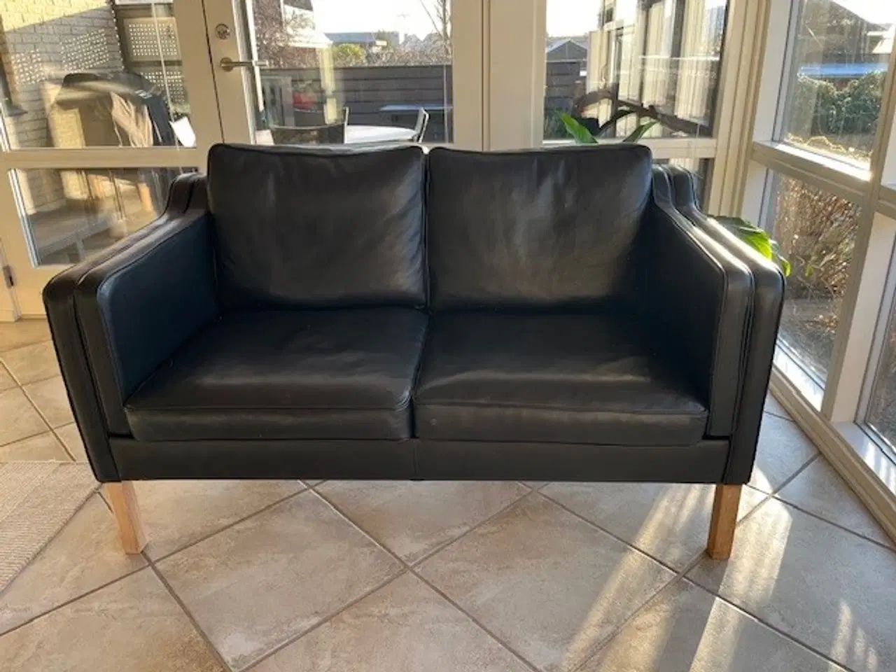 Billede 2 - Lædersofa, stol og små borde - sælges hver for sig
