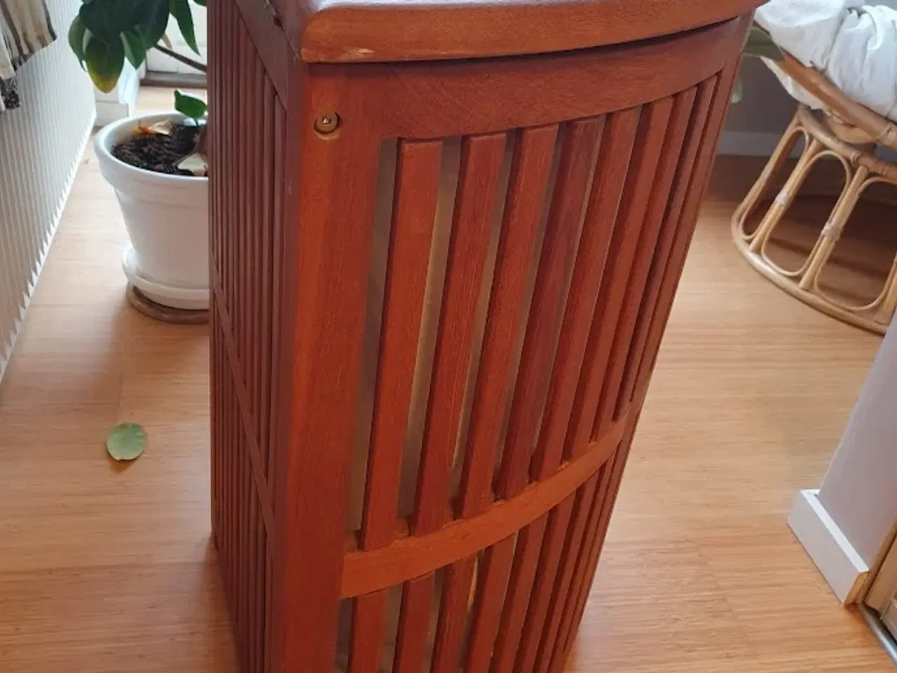 Billede 2 - Hjørne vasketøjskurv i hårdt træ