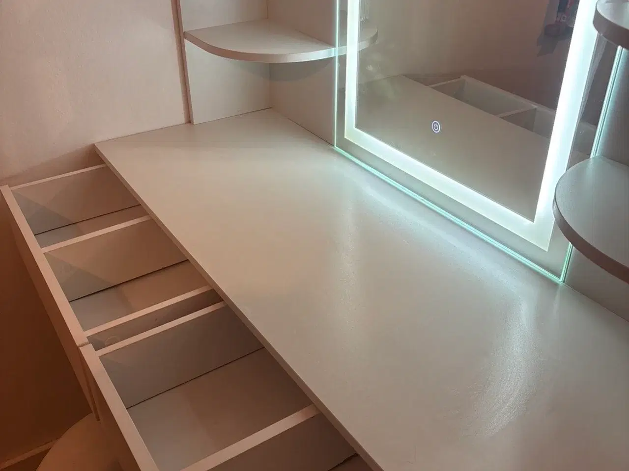 Billede 3 - Makeupbord med spejl