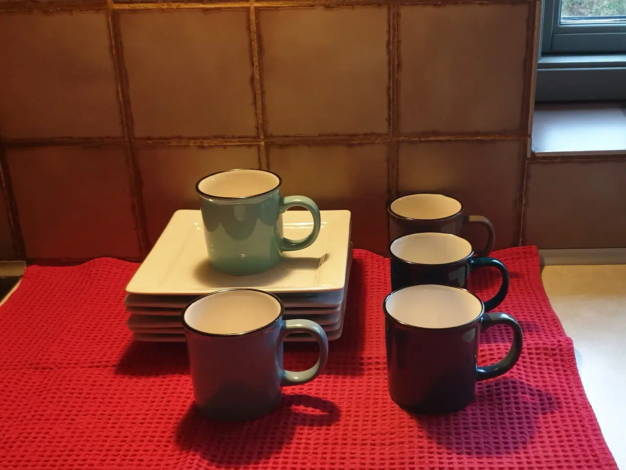 Billede 2 - Dåser tallerkener krus m m 2krstk SE 2 fotos