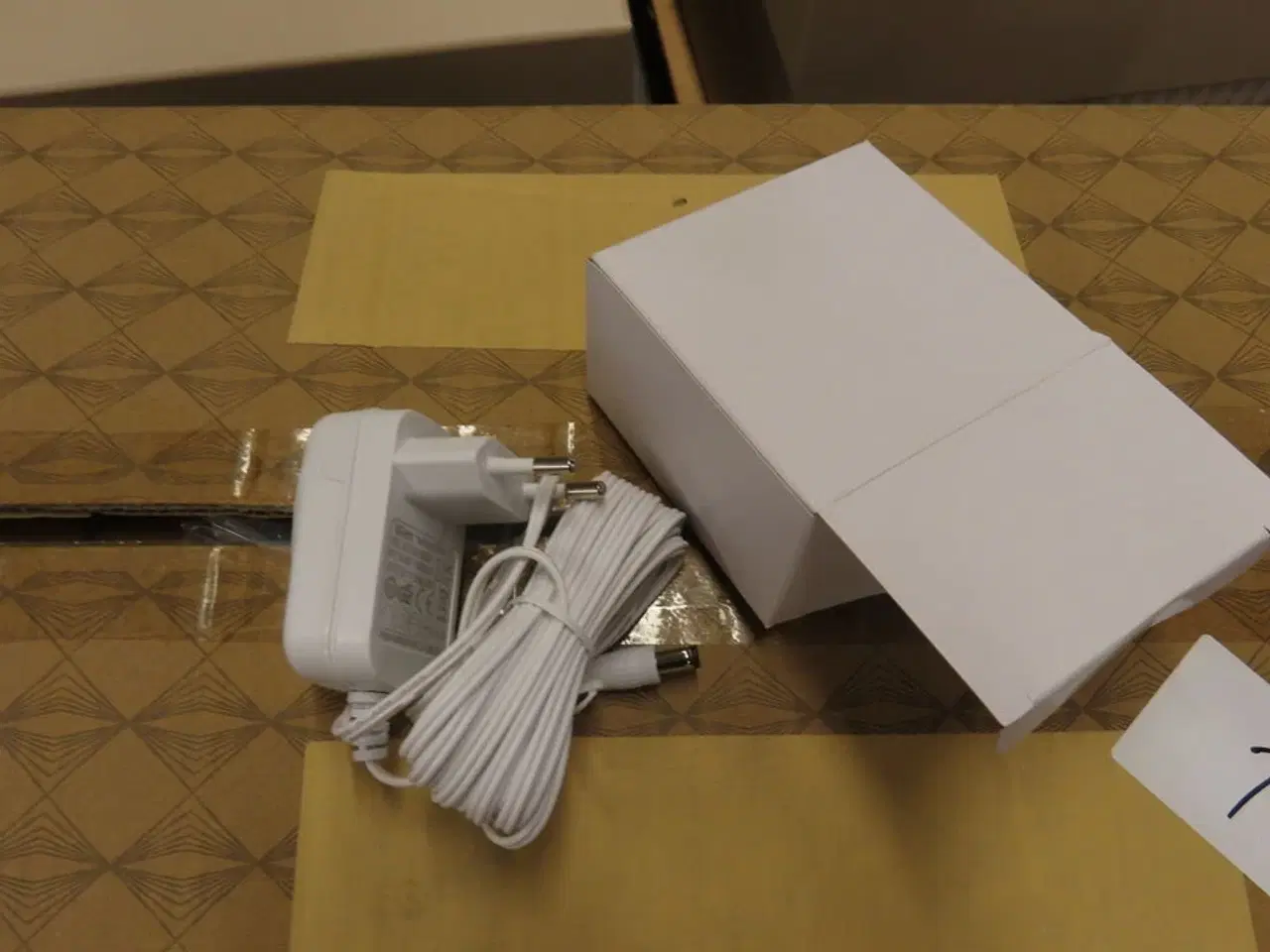Billede 2 - Kasse med oplader