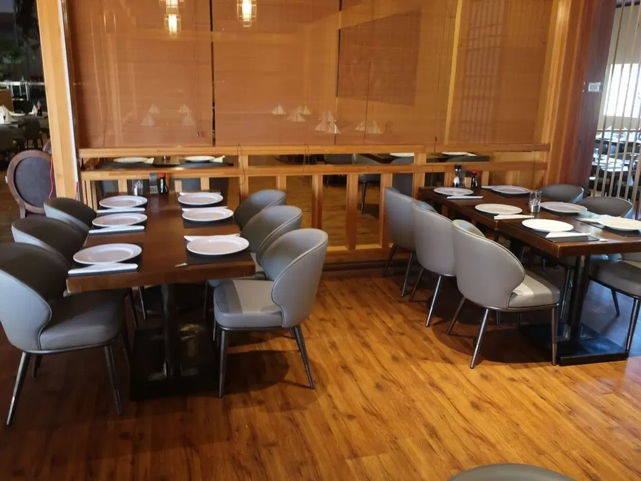 Billede 1 - 4 borde og 12 nye stole