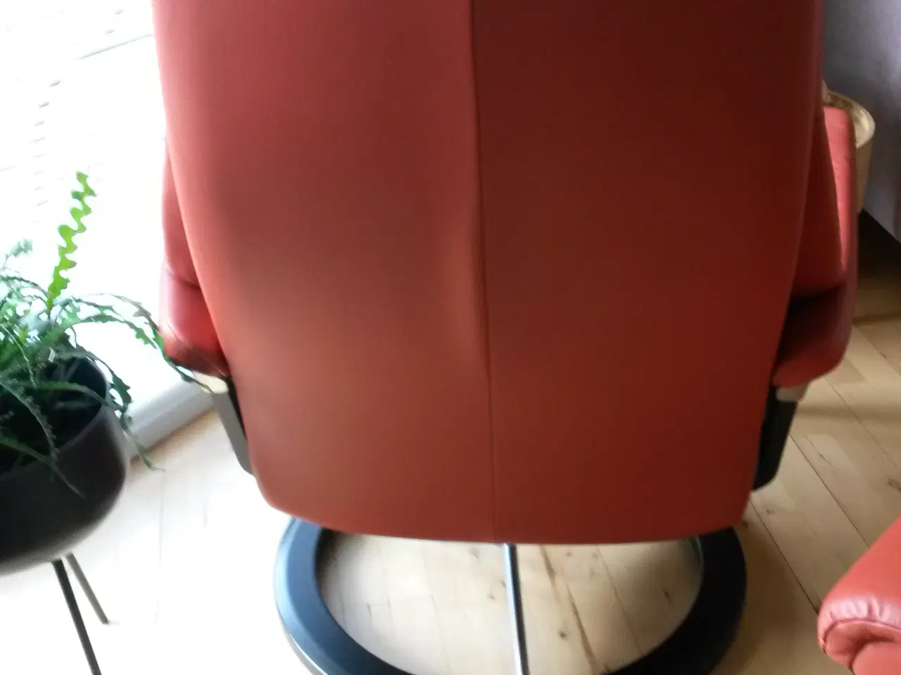 Billede 3 - stressless wiev med skammel i henna farve