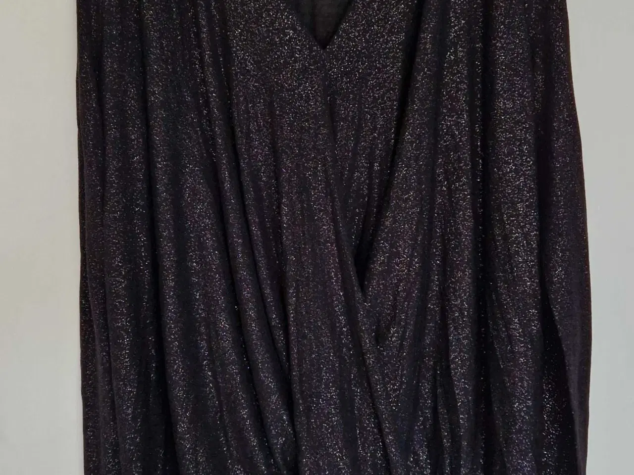 Billede 1 - Glittrende sort kjole 