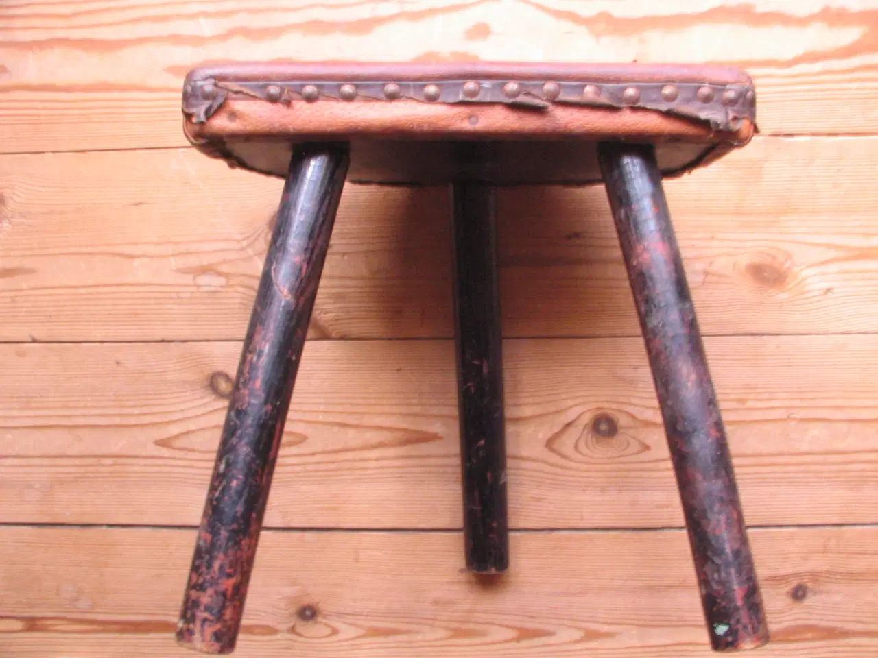 Billede 3 - Trebenet Skammel af træ. Over 40 år gammel