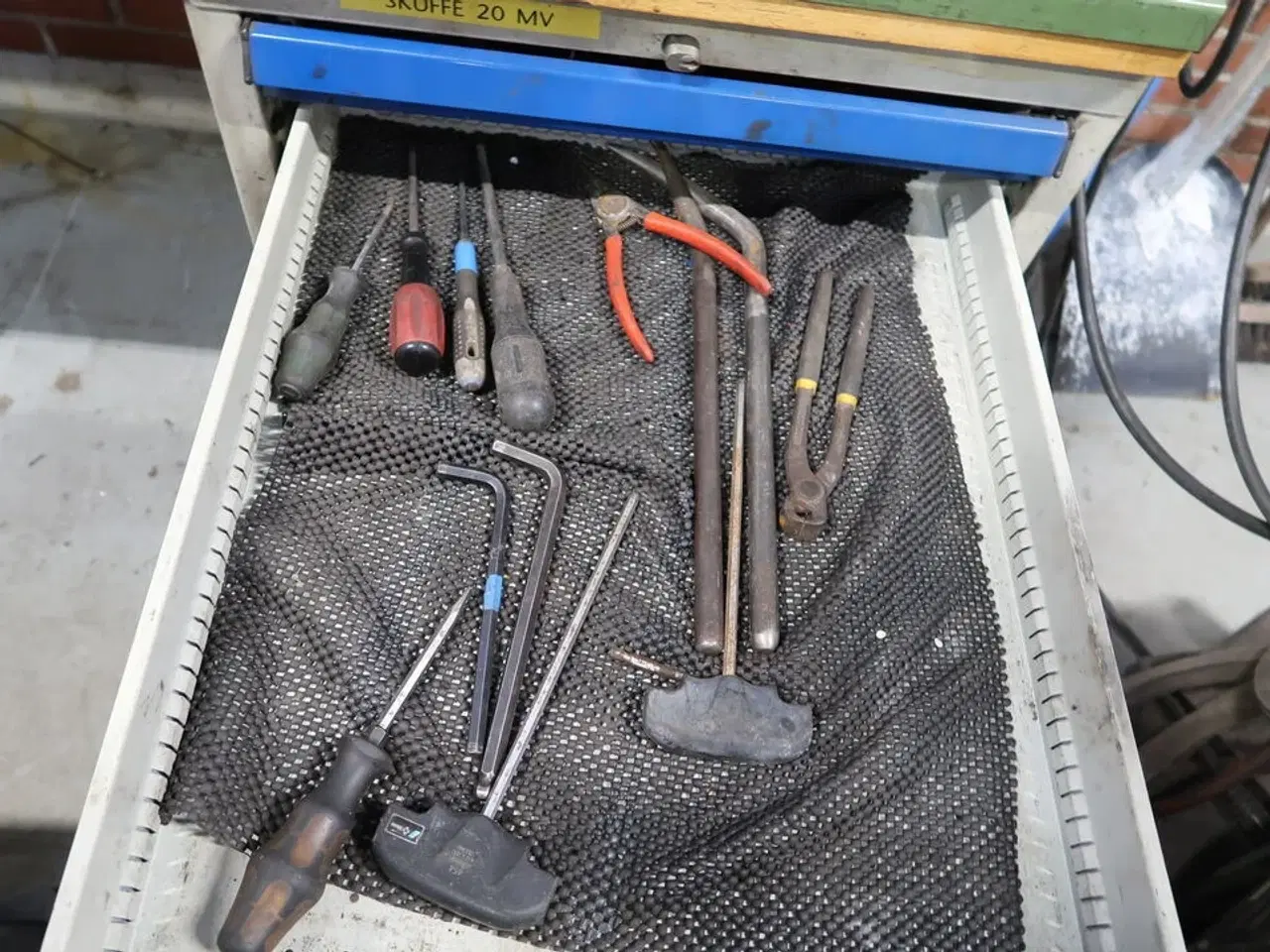Billede 7 - Arbejdsbord med skruestik samt div. Værktøj