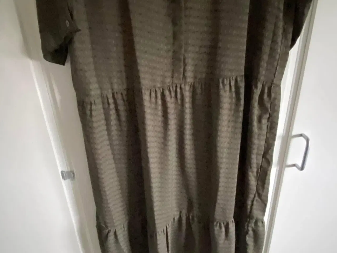 Billede 4 - Ny kjole str small (42/44)