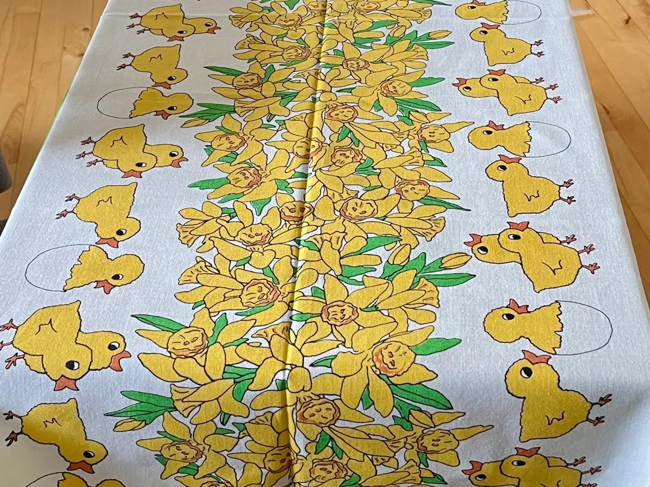 Billede 1 - Fin påske dug med høns, kyllinger og påskeliljer