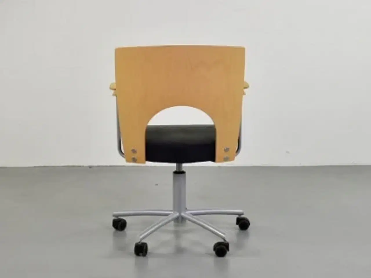 Billede 3 - Kinnarps yin mødestol med armlæn, grå polster, ahorn ryg og på hjul