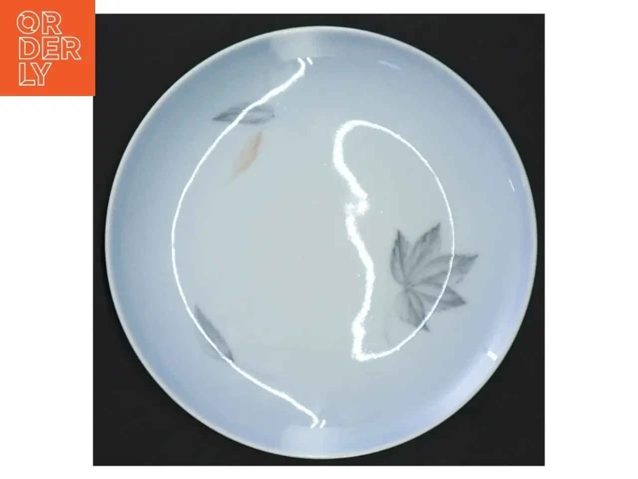 Billede 2 - Lyseblå porcelænstallerken med bladmotiv fra Bing Og Grøndahl Løvfald (str. 18 x 18 cm)