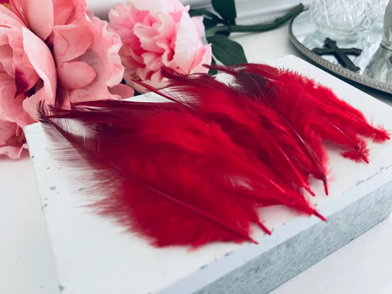 Billede 3 - Fjer i røde og mørke nuancer 10 stk.