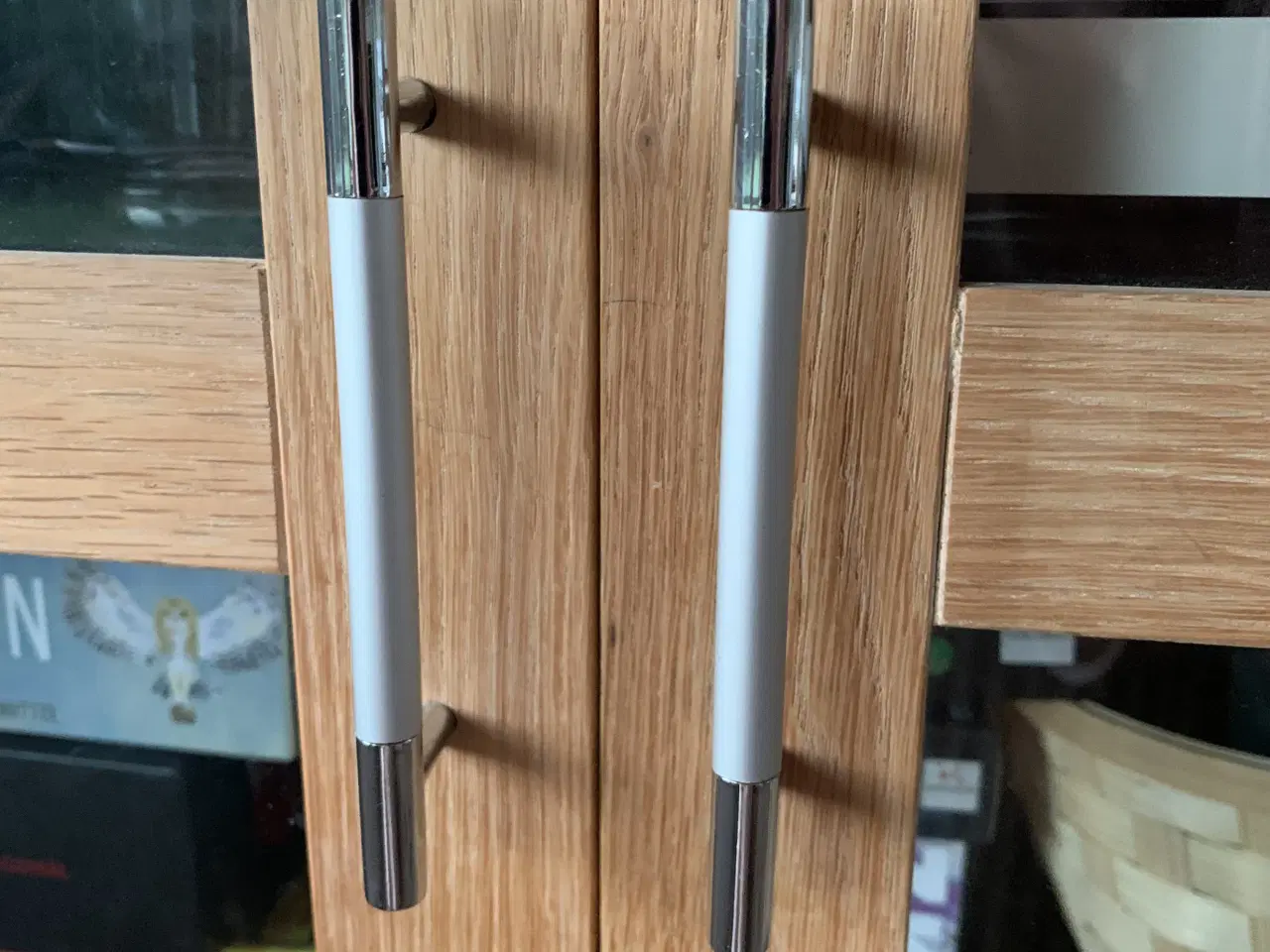 Billede 2 - Smukt skab i massivt træ med glaslåger og skuffer