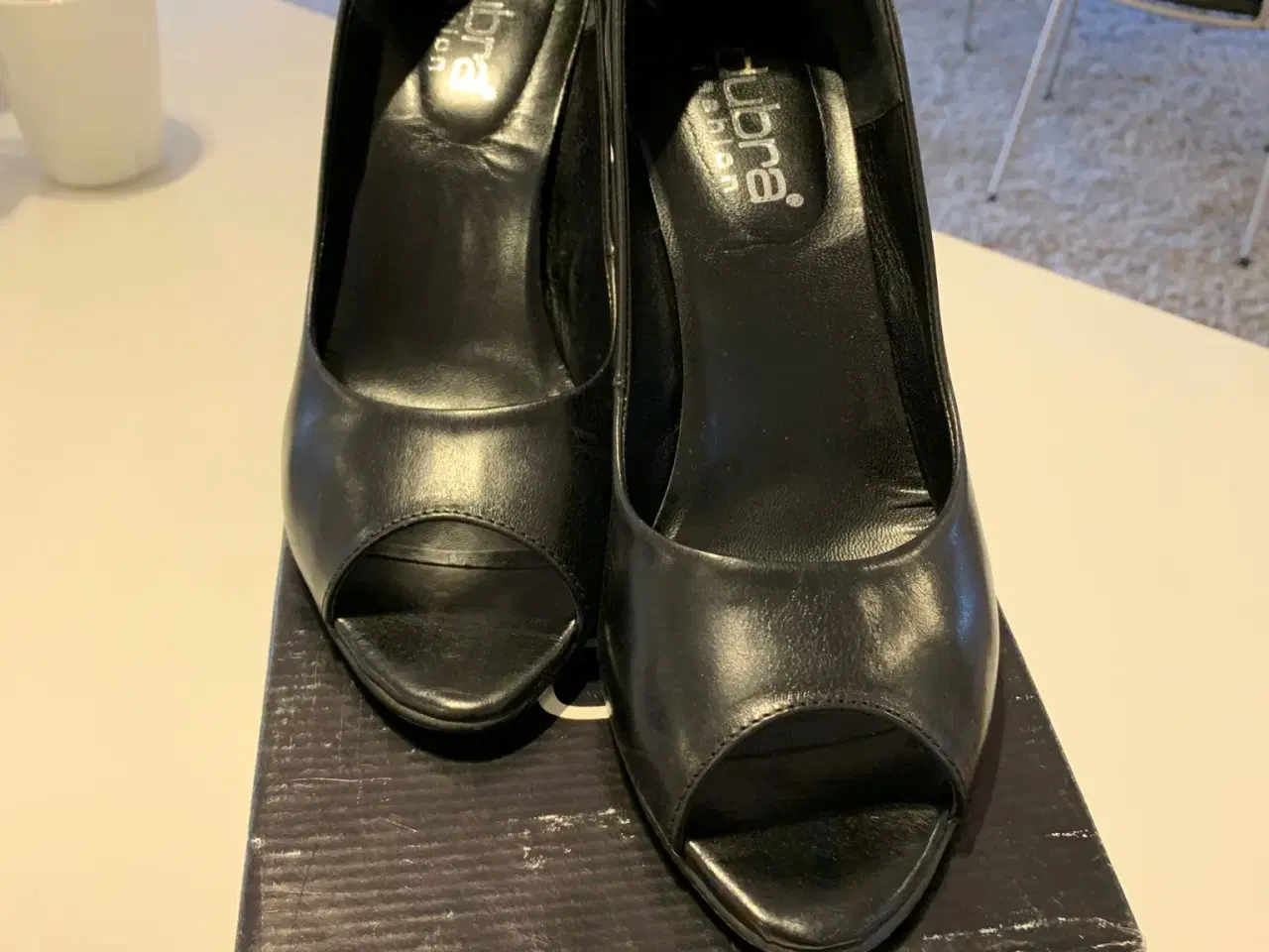 Billede 3 - Sorte sko med hæl