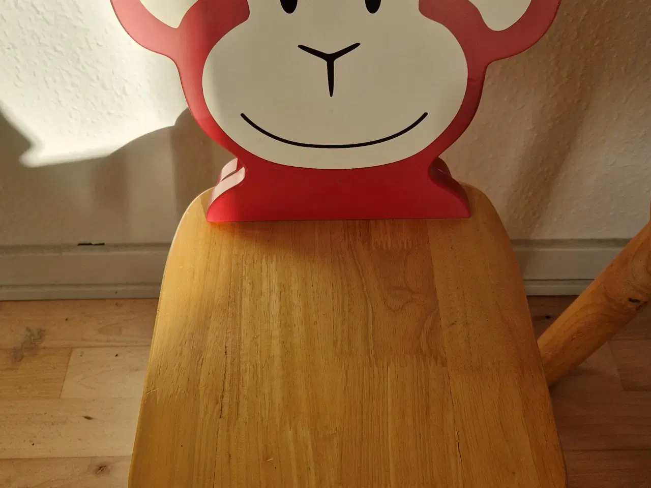 Billede 2 - 🧸 Børnebord med 2 stole – solidt og hyggeligt sæt