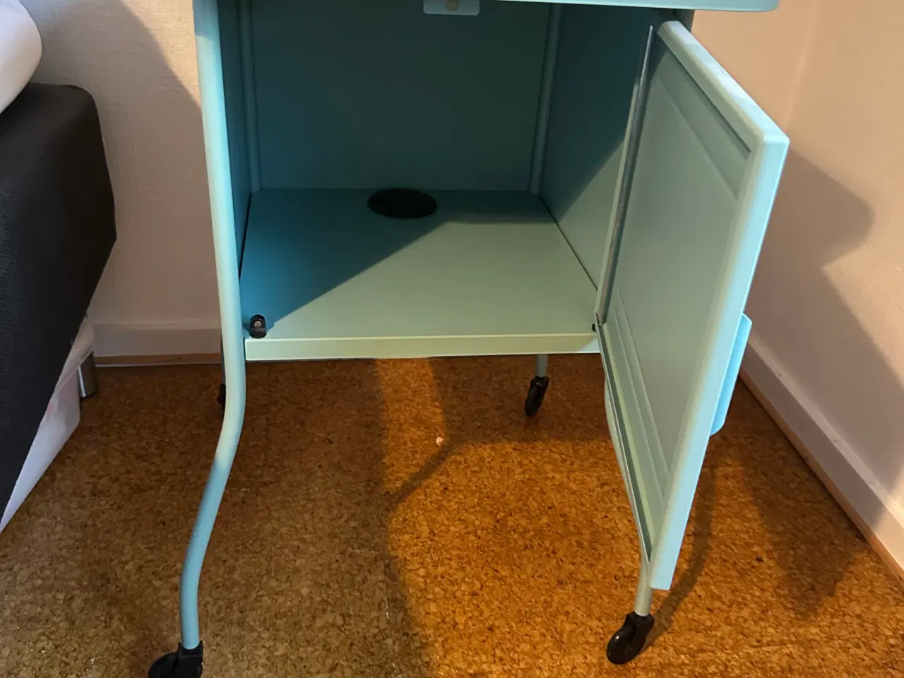 Billede 2 - Fint turkist sengebord i metal fra IKEA sælges