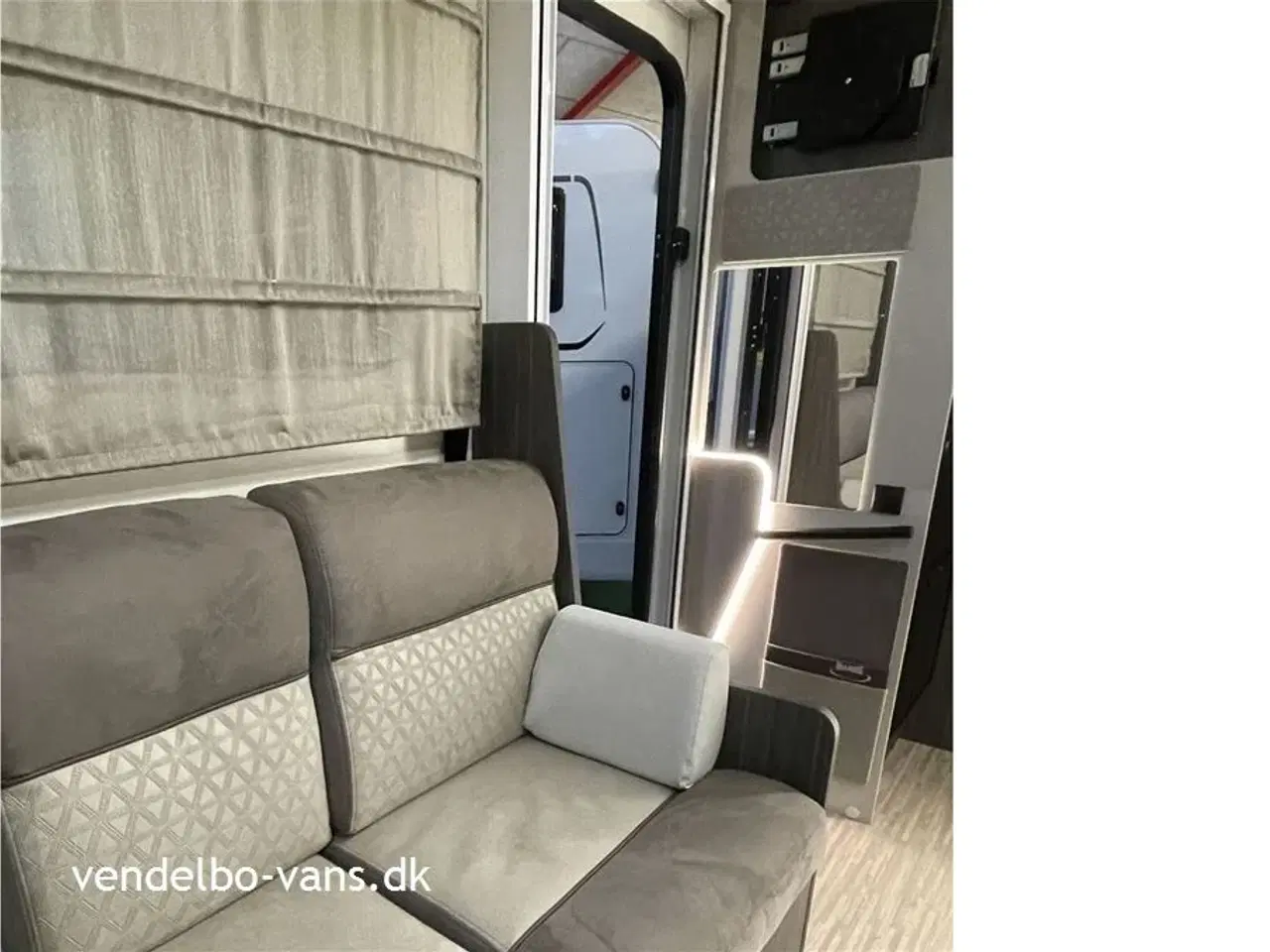 Billede 12 - 2026 - McLouis Nevis Lounge og stor højdejusterbar dobbeltseng bag + dobbeltseng foran