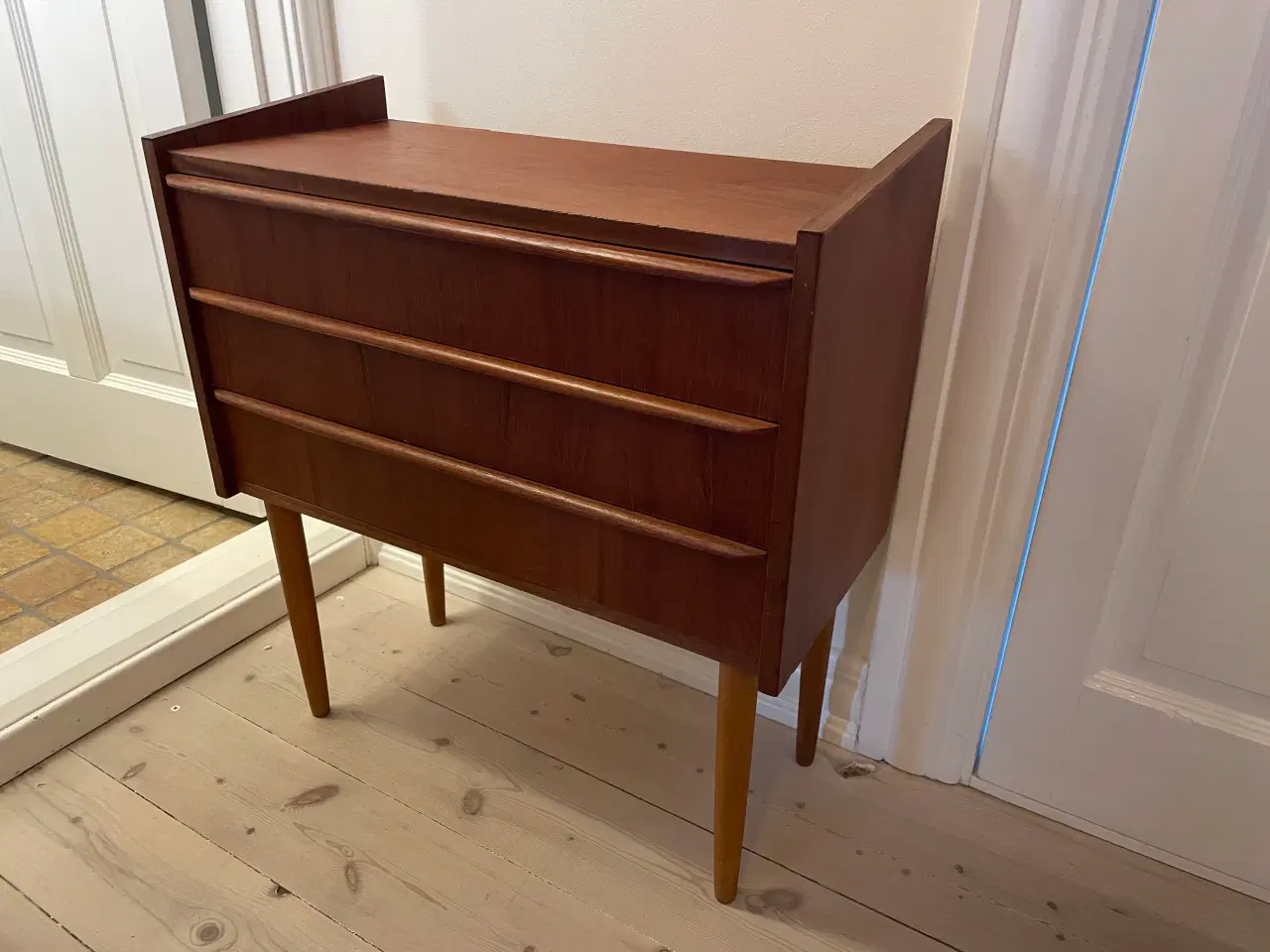 Billede 5 - Lille teak kommode sælges