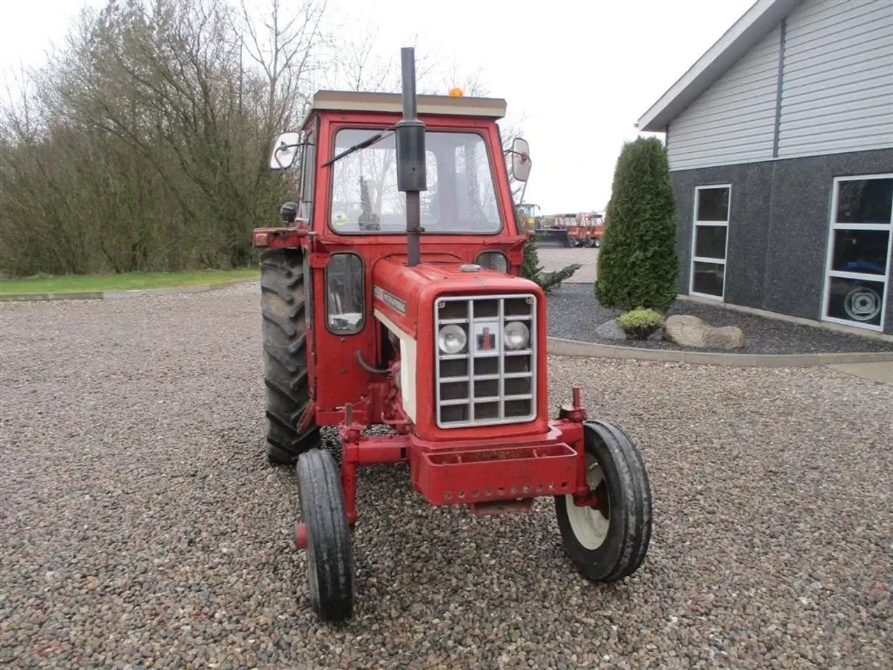 Billede 12 - IH 474 En ejers traktor med lukket kabine på