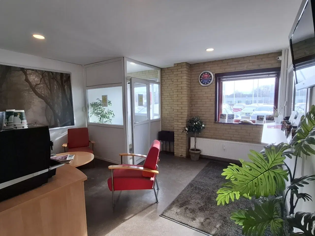 Billede 9 - Autoværksted / Værksted / Lager/ Produktion / Showroom. Store porte. Ingen søjler, Højloftet, Kun lette væge, Eget parkeringsareal.