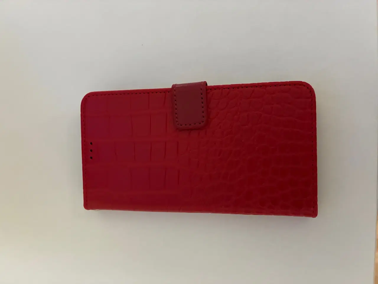 Billede 3 - Rød Flipcover til Iphone 16e - Helt ny