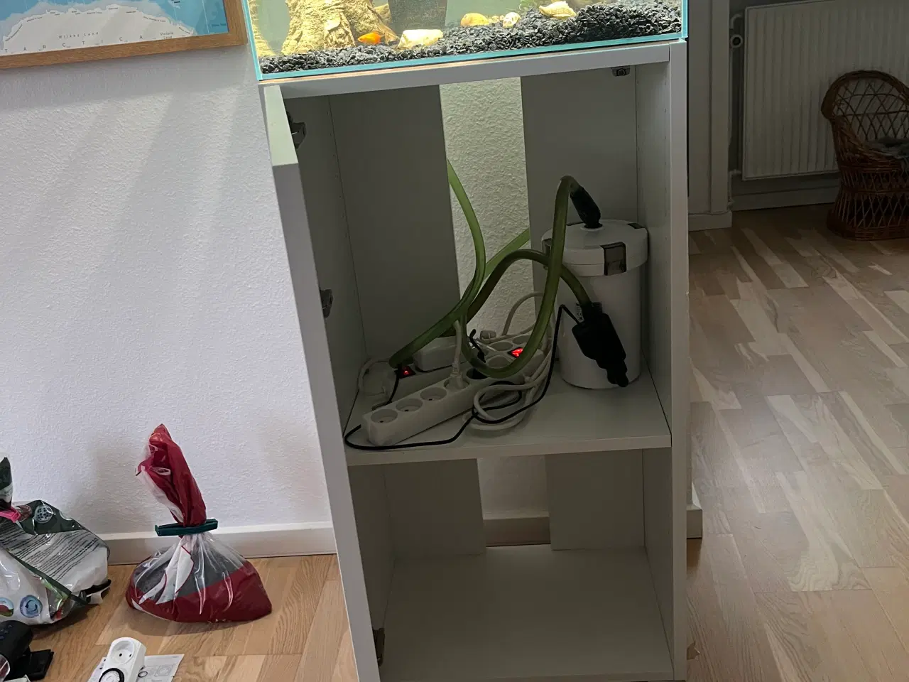 Billede 4 - 60L akvarium med møbel + pumpe 