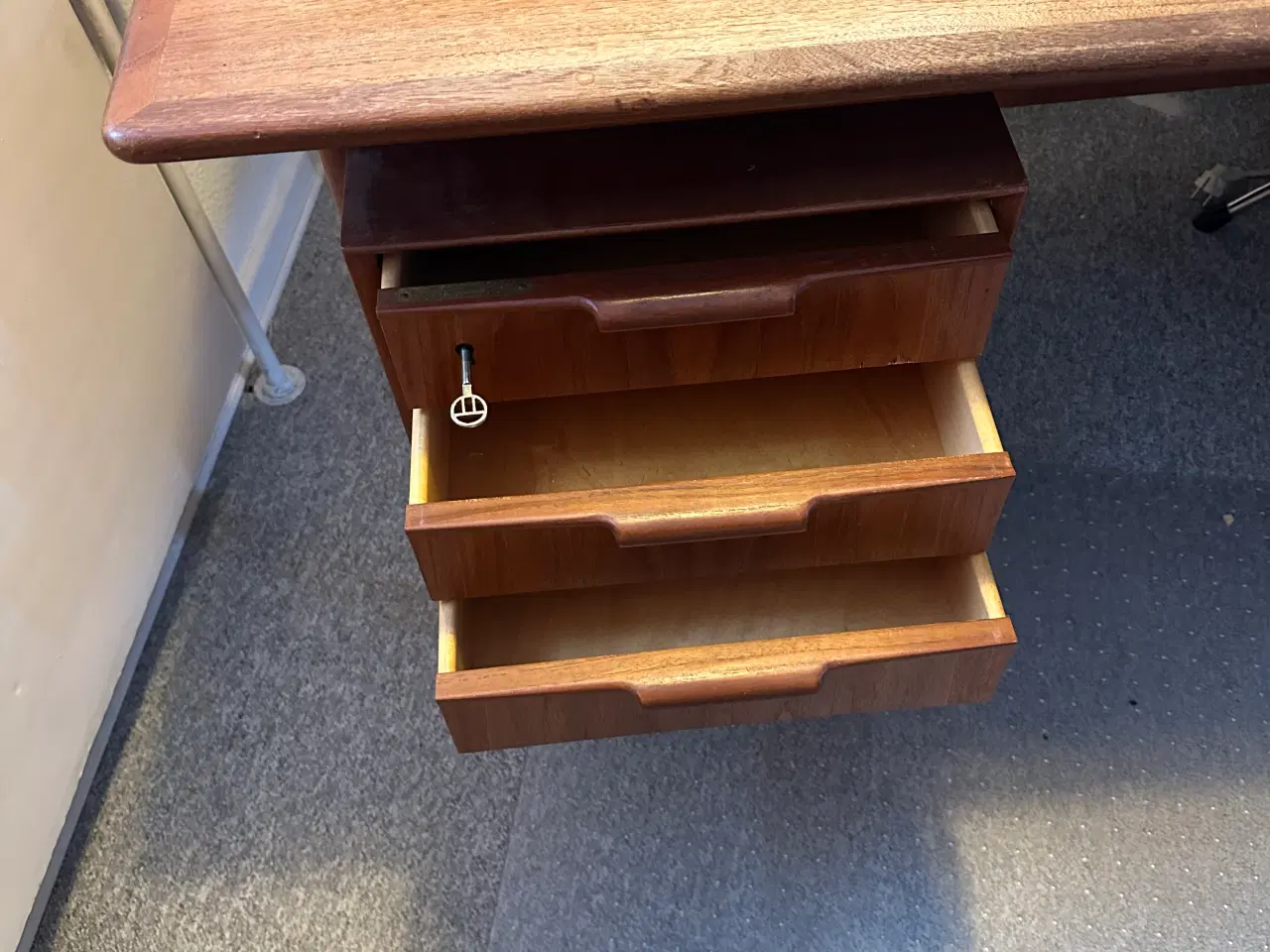 Billede 4 - Fritstående teak skrivebord med svævende skuffer