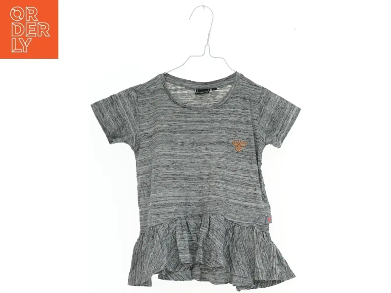 Billede 1 - Grå kortærmet T-shirt med flæsedetalje fra Hummel (str. 110)